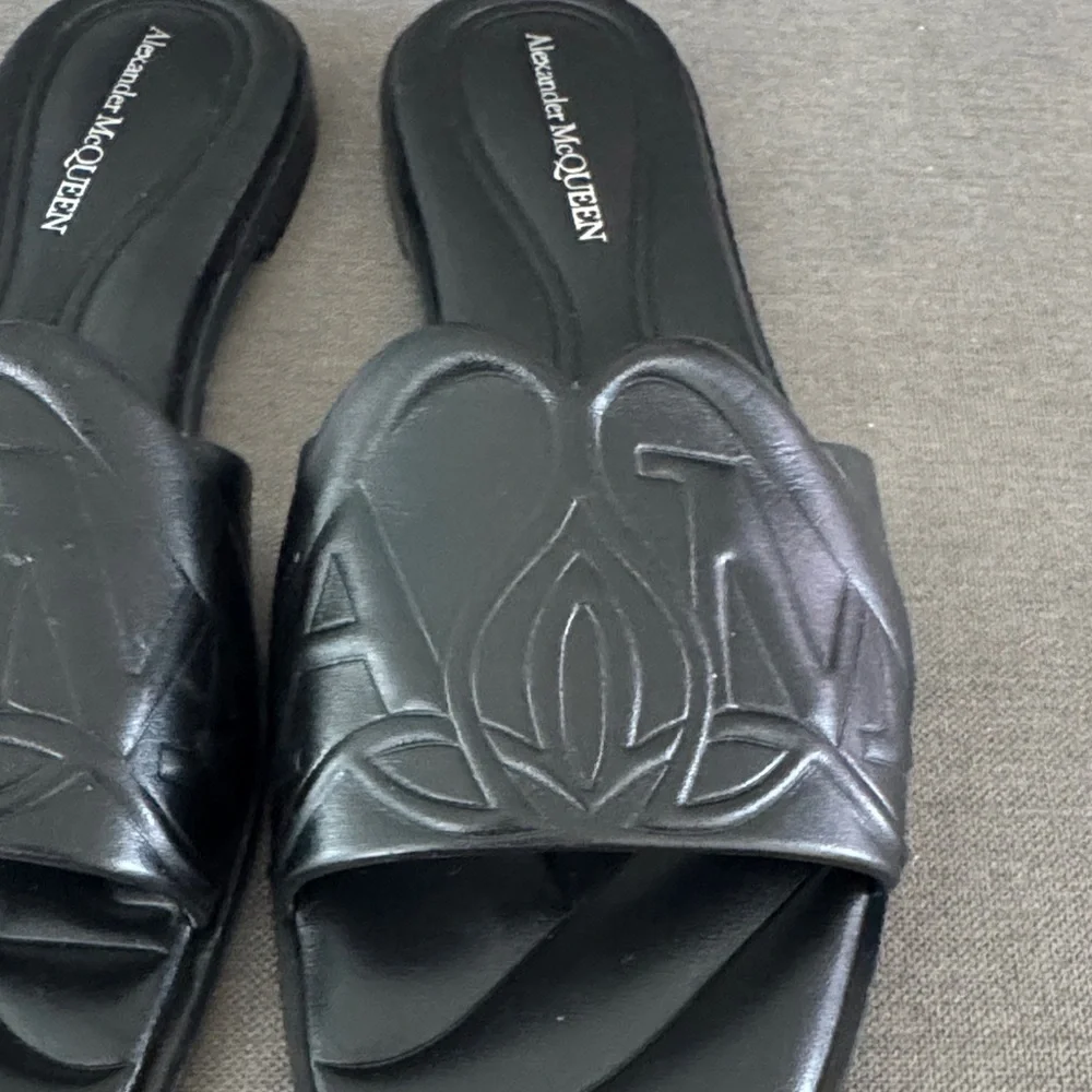 Alexander McQueen Embossed Black Sandals - Picture 3 of 4